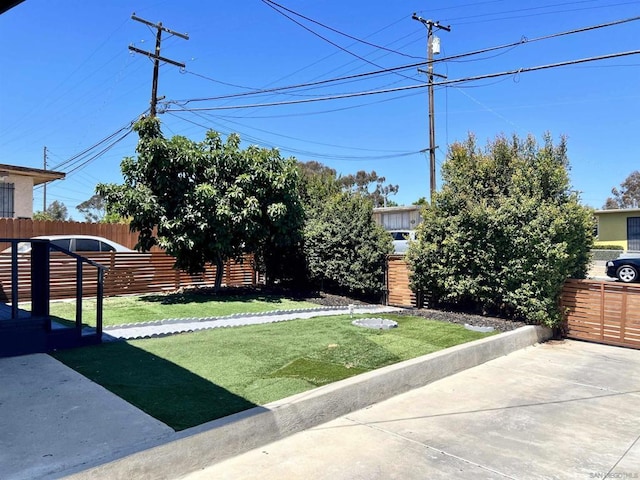 view of yard featuring a patio