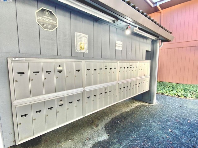 view of home's community featuring a mail area