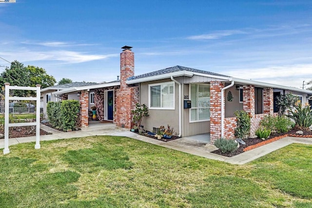 ranch-style house featuring a front yard