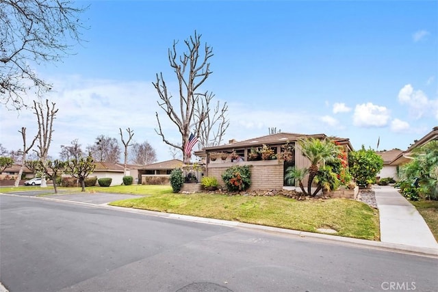 single story home with a front lawn