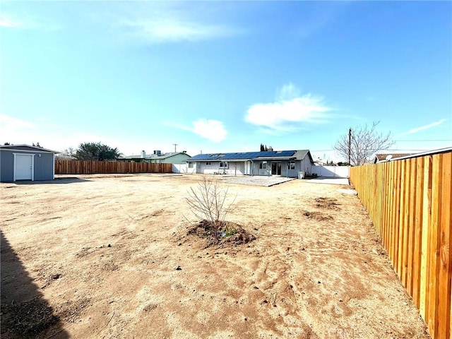 view of yard featuring a shed