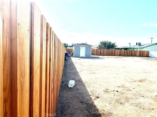 view of yard featuring a storage unit