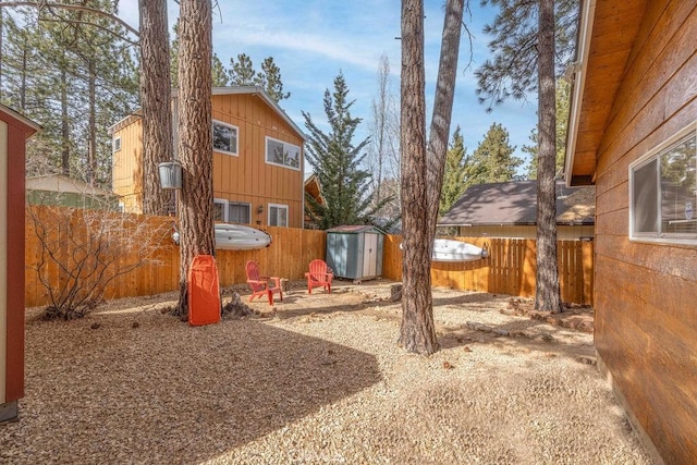 view of yard with a storage unit