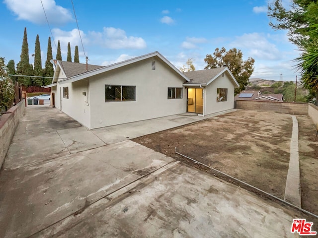 view of front of property featuring a patio