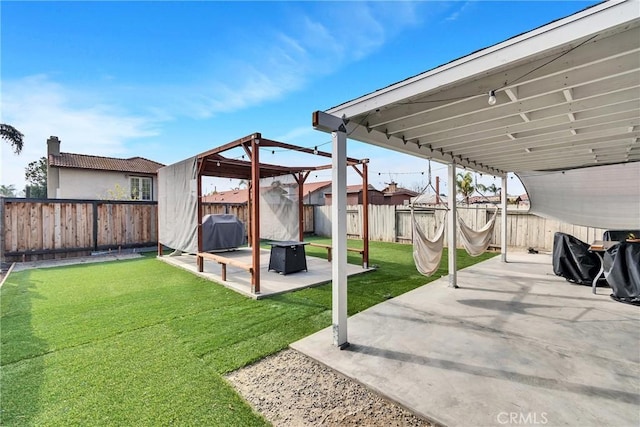 view of yard featuring a patio area