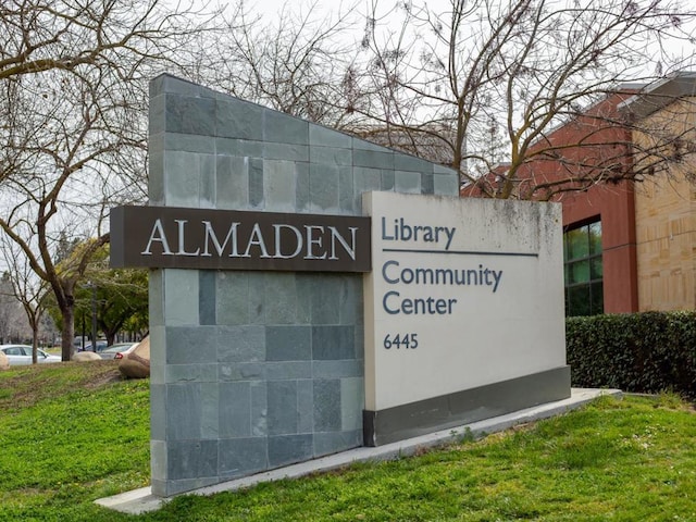 community / neighborhood sign featuring a yard