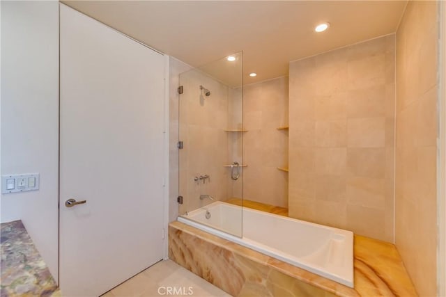 bathroom with tiled shower / bath combo