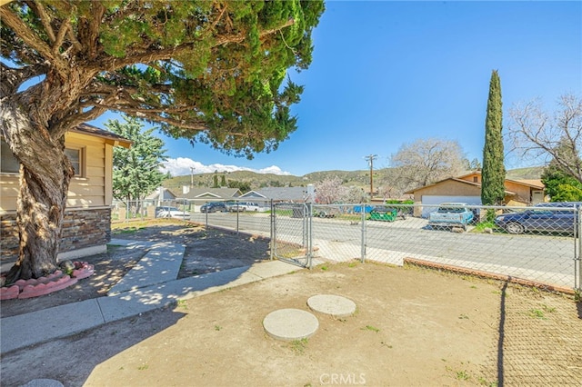 view of yard with a mountain view