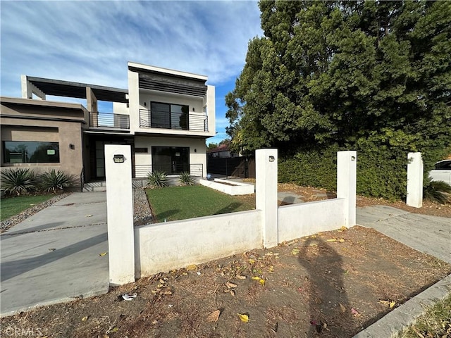 view of front of property featuring a balcony