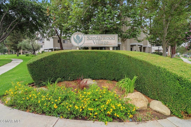 exterior space featuring a lawn