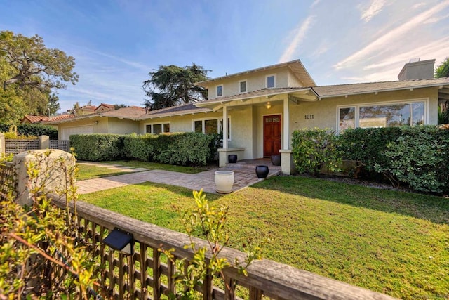 view of front of property featuring a front yard