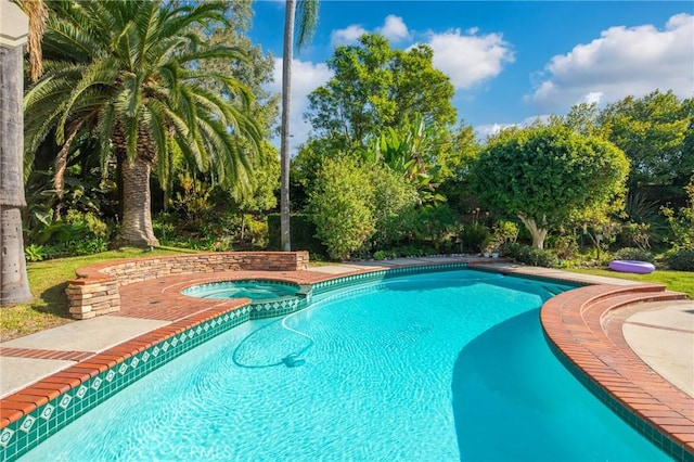 view of pool featuring an in ground hot tub