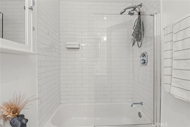 bathroom featuring tiled shower / bath