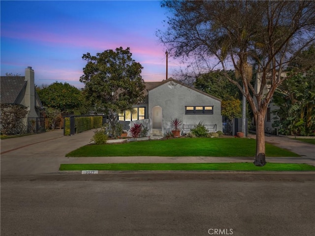 view of front of house featuring a lawn