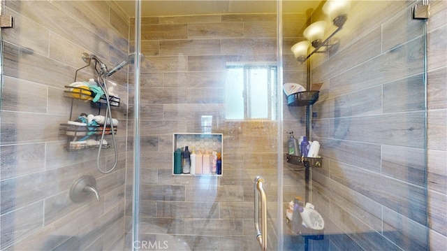 bathroom featuring tiled shower