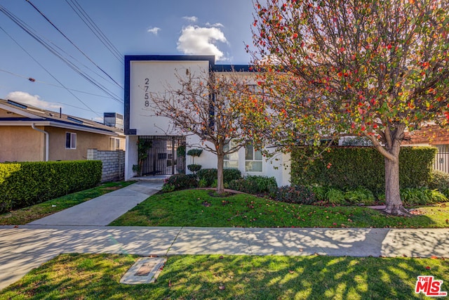 view of front of house featuring a front lawn