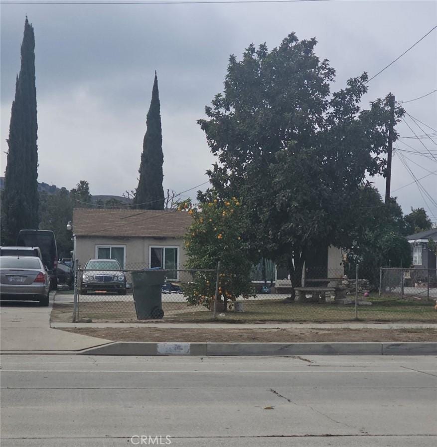 view of front facade with a fenced front yard