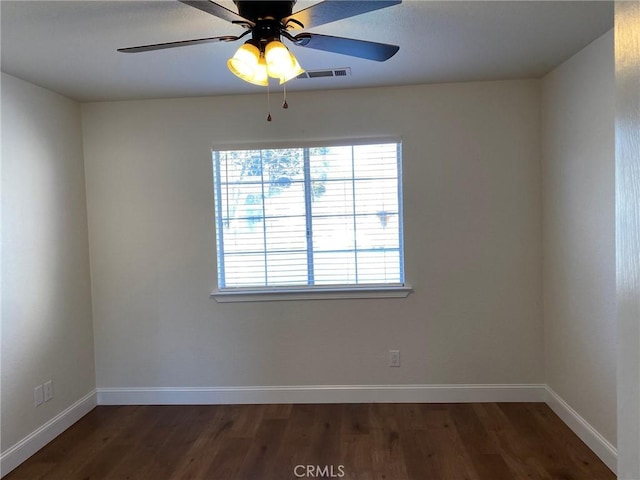 unfurnished room with dark wood-type flooring and ceiling fan