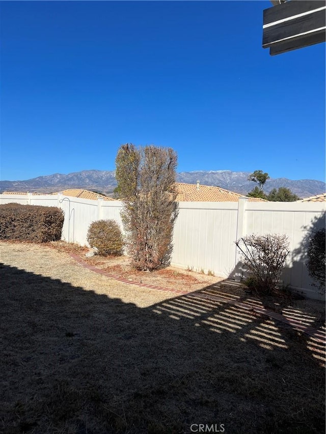 view of yard with a mountain view