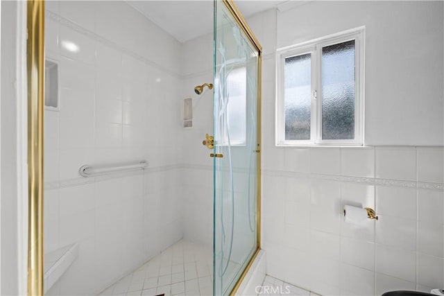 bathroom featuring tile walls and a tile shower