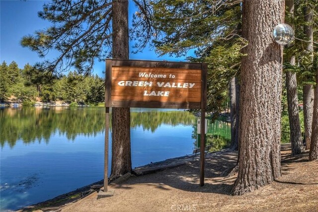 community / neighborhood sign featuring a water view