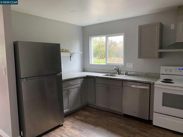 kitchen with sink, dark wood-type flooring, gray cabinets, and appliances with stainless steel finishes