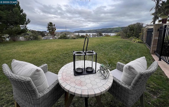 view of yard featuring a mountain view