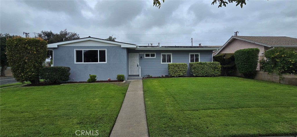 single story home featuring a front yard