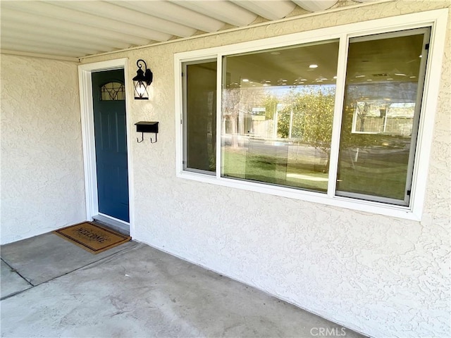 view of exterior entry with stucco siding