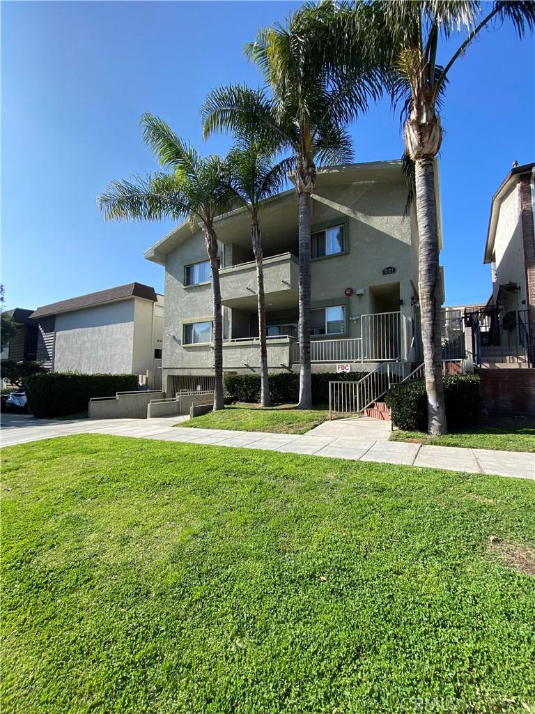 view of front of home with a front yard