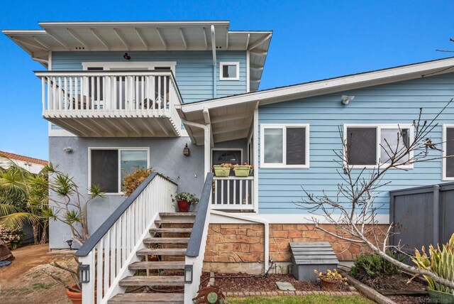 view of front of home featuring a balcony