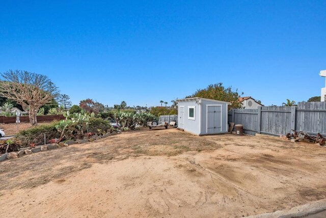 view of yard with a storage shed