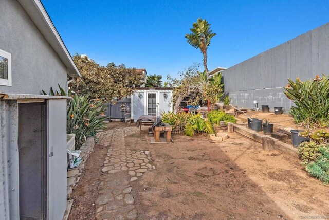 view of yard with an outbuilding