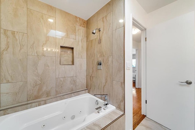 bathroom with tiled shower / bath