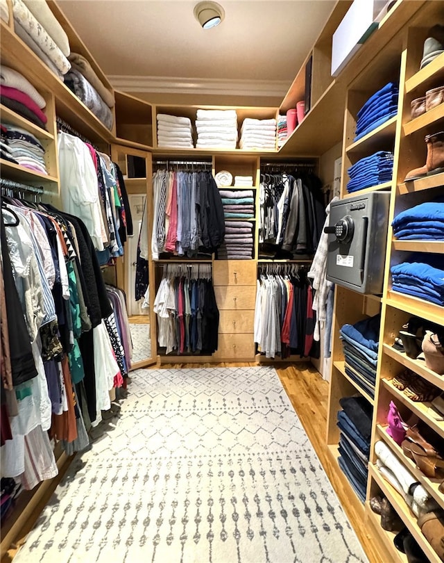 walk in closet with light wood-type flooring