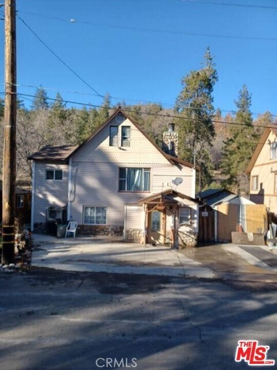 view of front of house featuring a storage shed