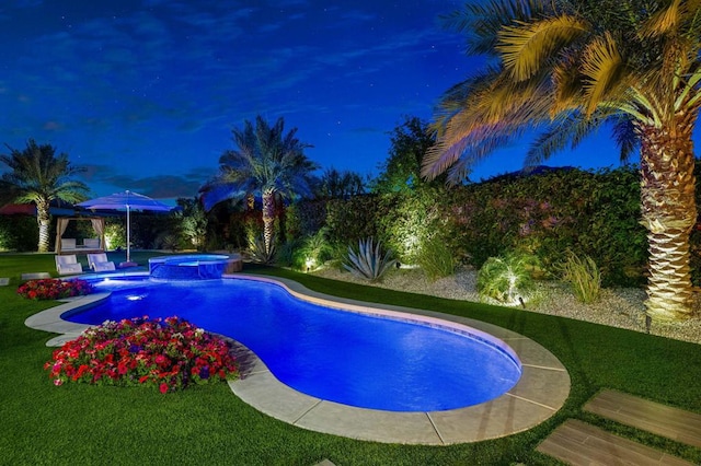 view of pool featuring an in ground hot tub and a yard