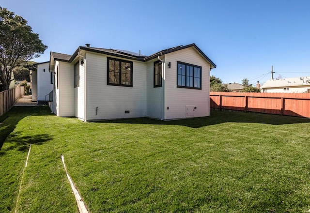 back of house featuring a lawn