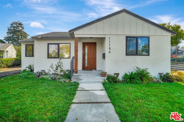 view of front of house featuring a front lawn