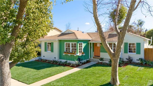 view of front of property featuring a front lawn