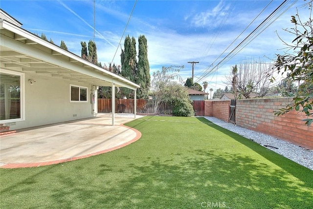 view of yard featuring a patio area