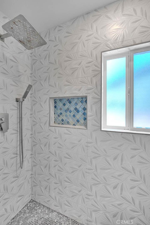 details featuring tiled shower