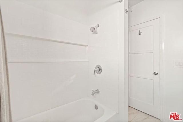 bathroom with tiled shower / bath combo