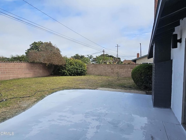 view of yard featuring a patio