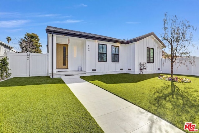 modern inspired farmhouse featuring a front yard