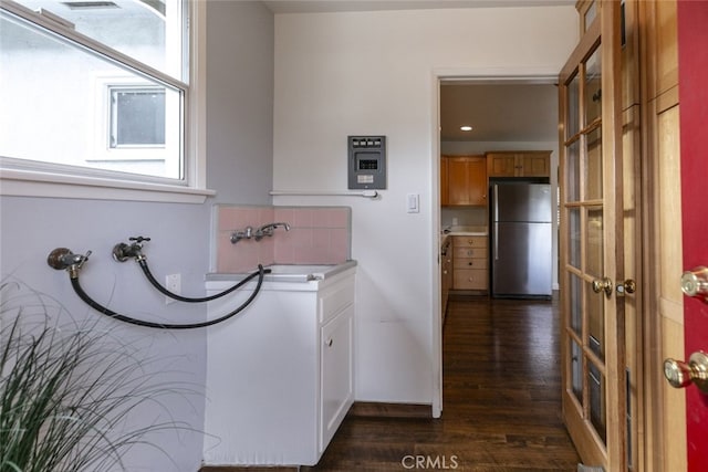 laundry room with sink and dark hardwood / wood-style flooring