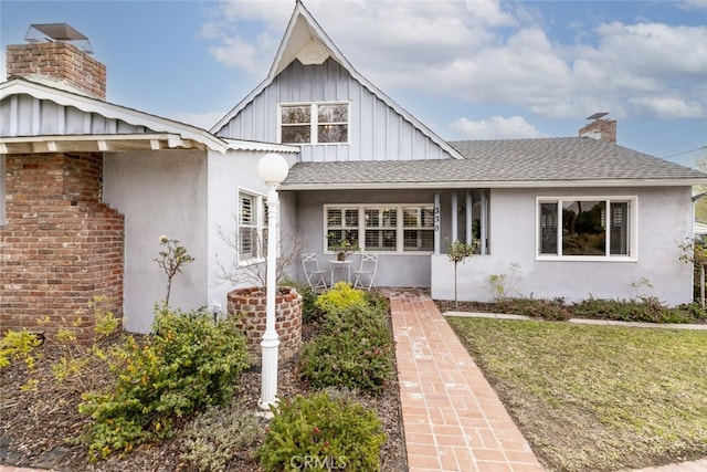 view of front of house featuring a front yard