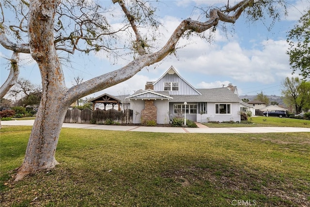 view of front of house with a front yard