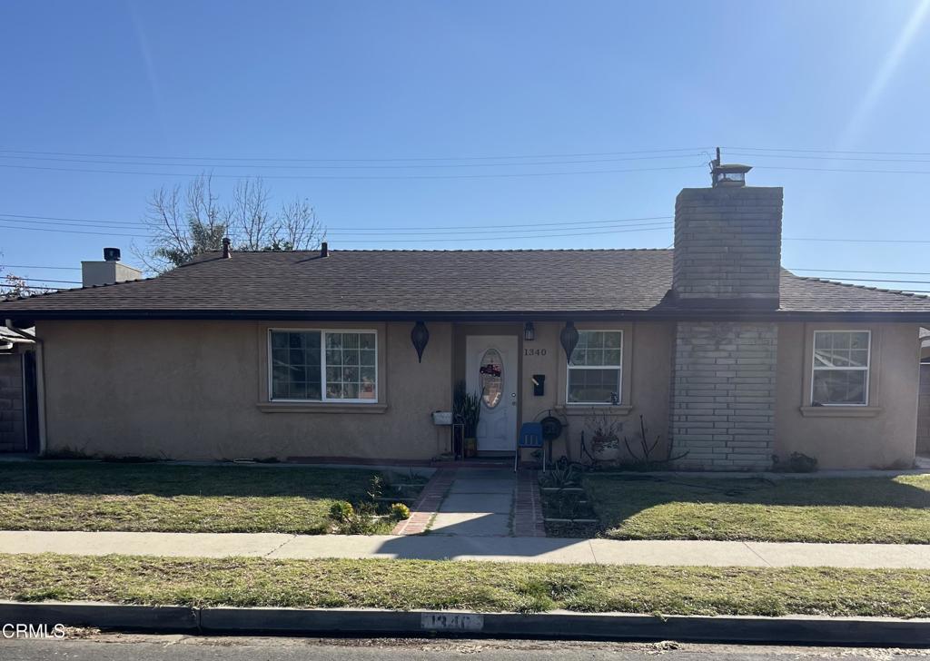 ranch-style home with a front yard