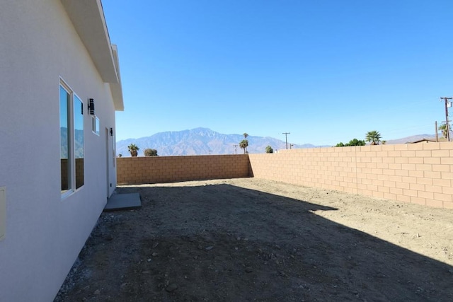 view of yard featuring a mountain view